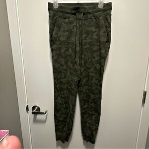Lululemon Camo Jogger Pants Women’s Size 8 Green Camouflage Athletic Sweatpants